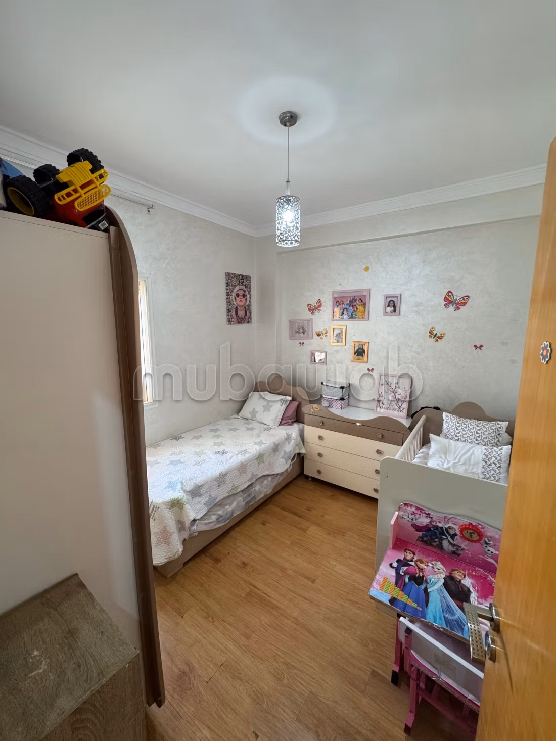 Appartement en vente à Hamria. 
3 belles chambres. 
Salon traditionnel marocain, résidence sécurisée