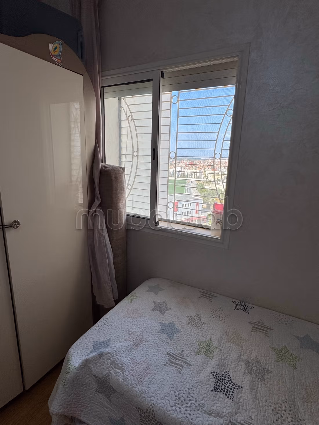 Appartement en vente à Hamria. 
3 belles chambres. 
Salon traditionnel marocain, résidence sécurisée