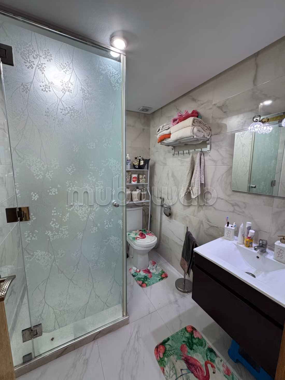 Appartement en vente à Hamria. 
3 belles chambres. 
Salon traditionnel marocain, résidence sécurisée