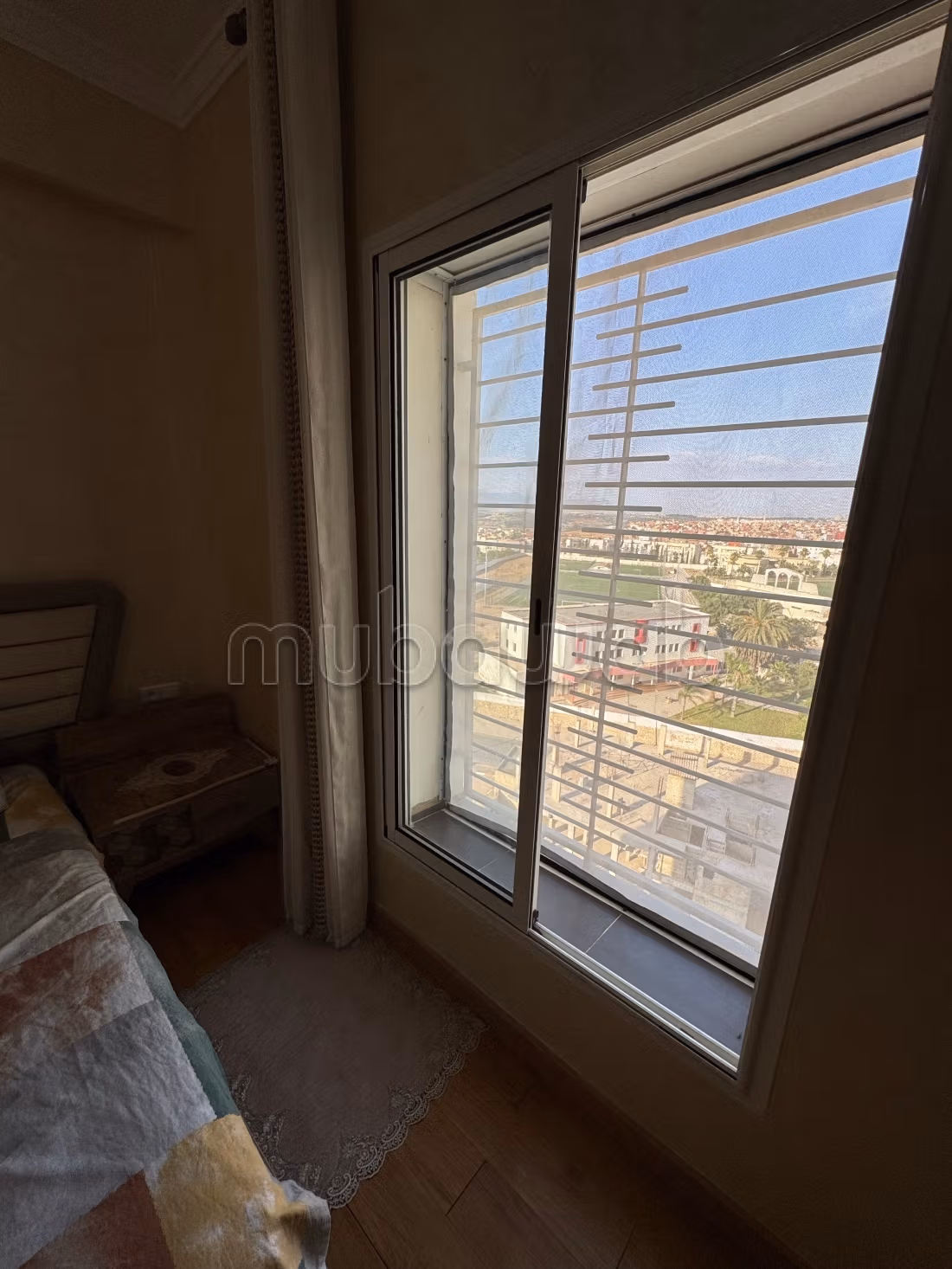 Appartement en vente à Hamria. 
3 belles chambres. 
Salon traditionnel marocain, résidence sécurisée