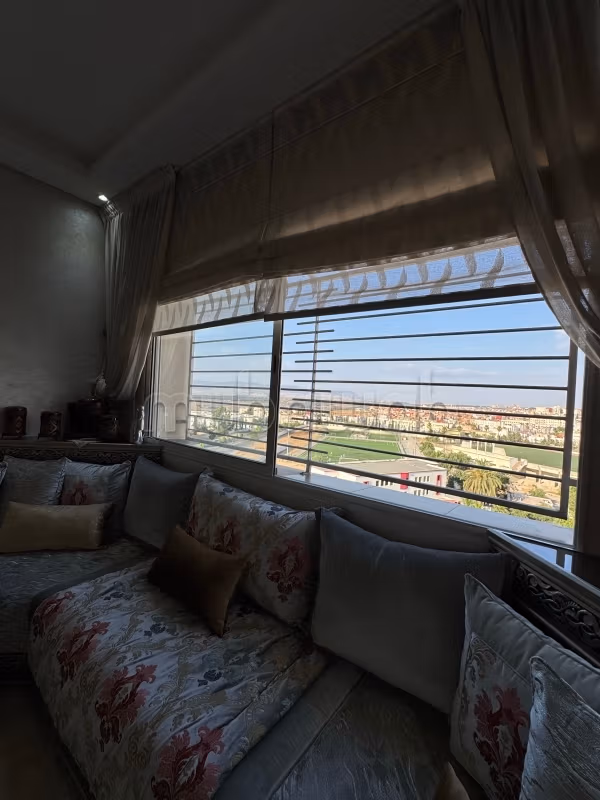 Appartement en vente à Hamria. 
3 belles chambres. 
Salon traditionnel marocain, résidence sécurisée