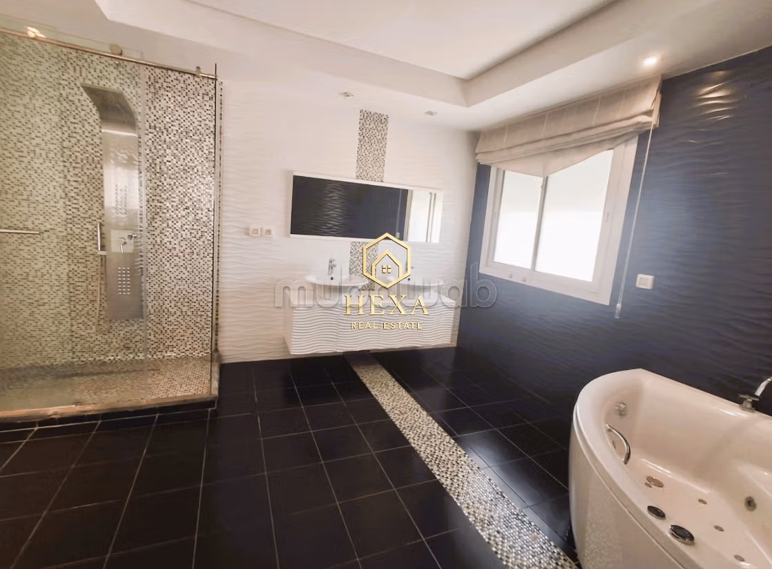 Villa S5 con piscina e giardino a La Soukra