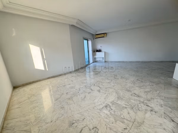 Apartment for rent in Les Berges Du Lac 2. Area 180 m². Double glazing and central heating