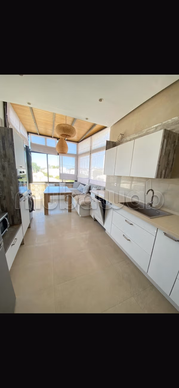 Bel appartamento in affitto a La Marsa Ville. Superficie di 170 m². Finestre con doppi vetri e porta blindata