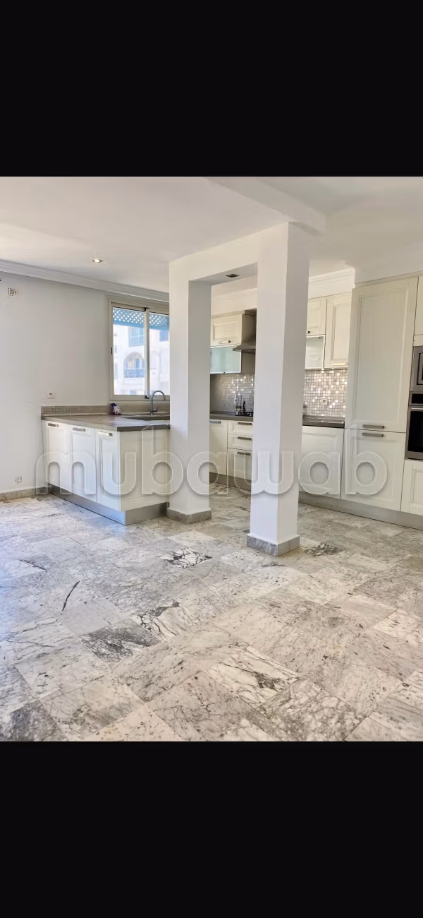 Villa de haut standing à louer à Gammarth Supérieur. Superficie 170 m². Chauffage central et porte blindée