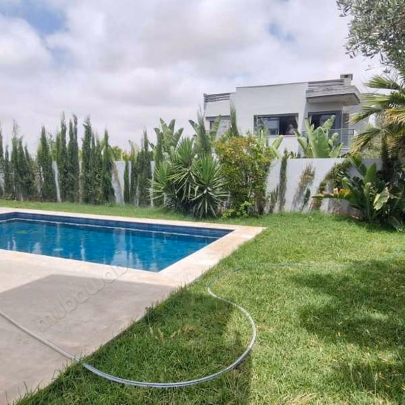 Villa à Louer de 538.0 m² à Bouskoura, Ville Verte