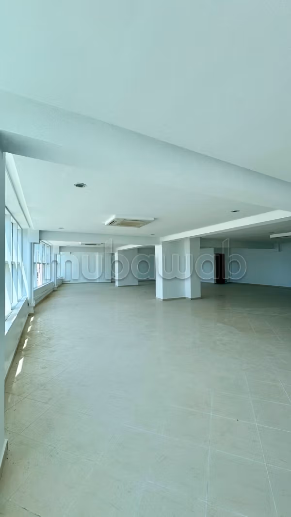 Bureau commercial à louer – 183 m² – centre ville