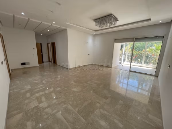 Superbo appartamento al piano giardino in affitto a Prestigia Hay Riad. 3 grandi camere. Con ascensore e area verde