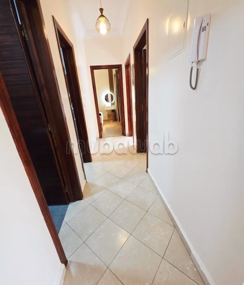 Superbo appartamento in affitto a Hay Al Farah. 2 camere. Arredato