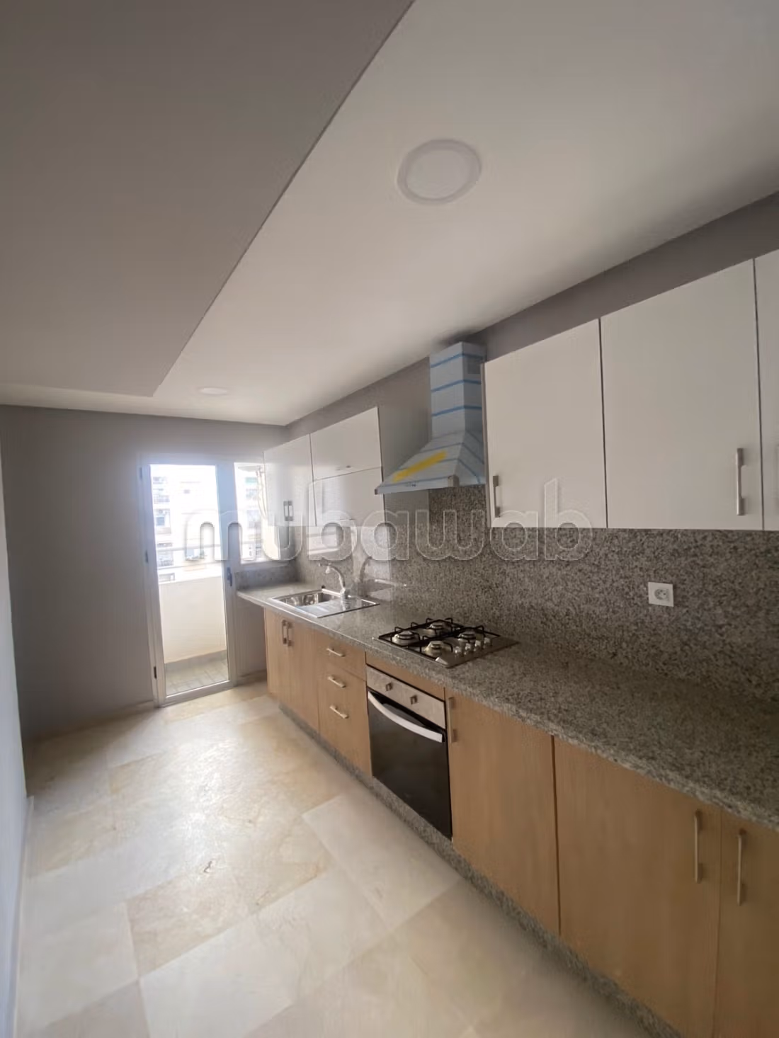 Superbe appartement à louer à Nassim. 
Surface totale 98 m². 
Meublé