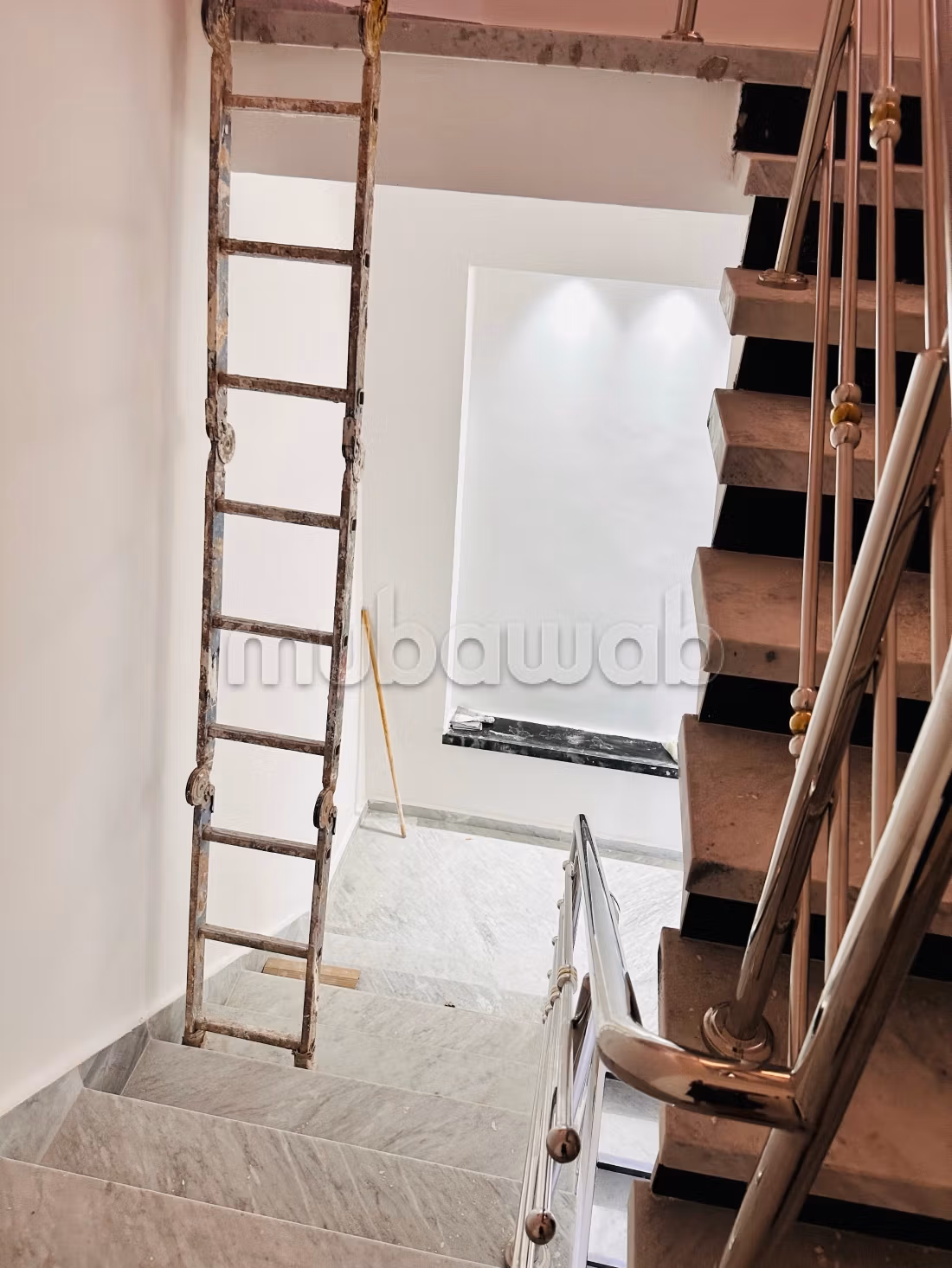 Bellissima casa recentemente costruita, mai abitata prima in vendita, composta da due piani e 2 negozi sulla strada.