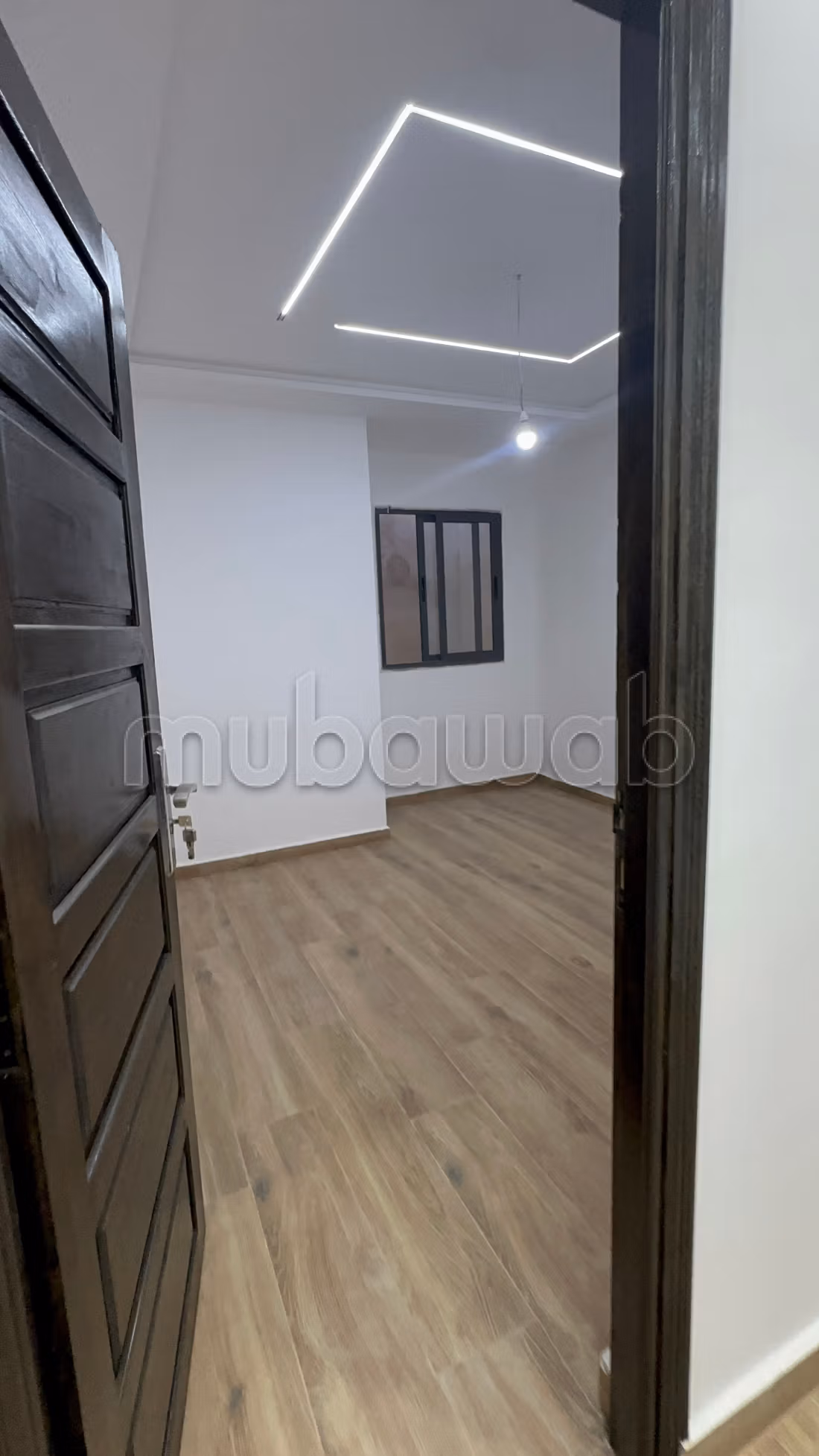 Bellissima casa recentemente costruita, mai abitata prima in vendita, composta da due piani e 2 negozi sulla strada.
