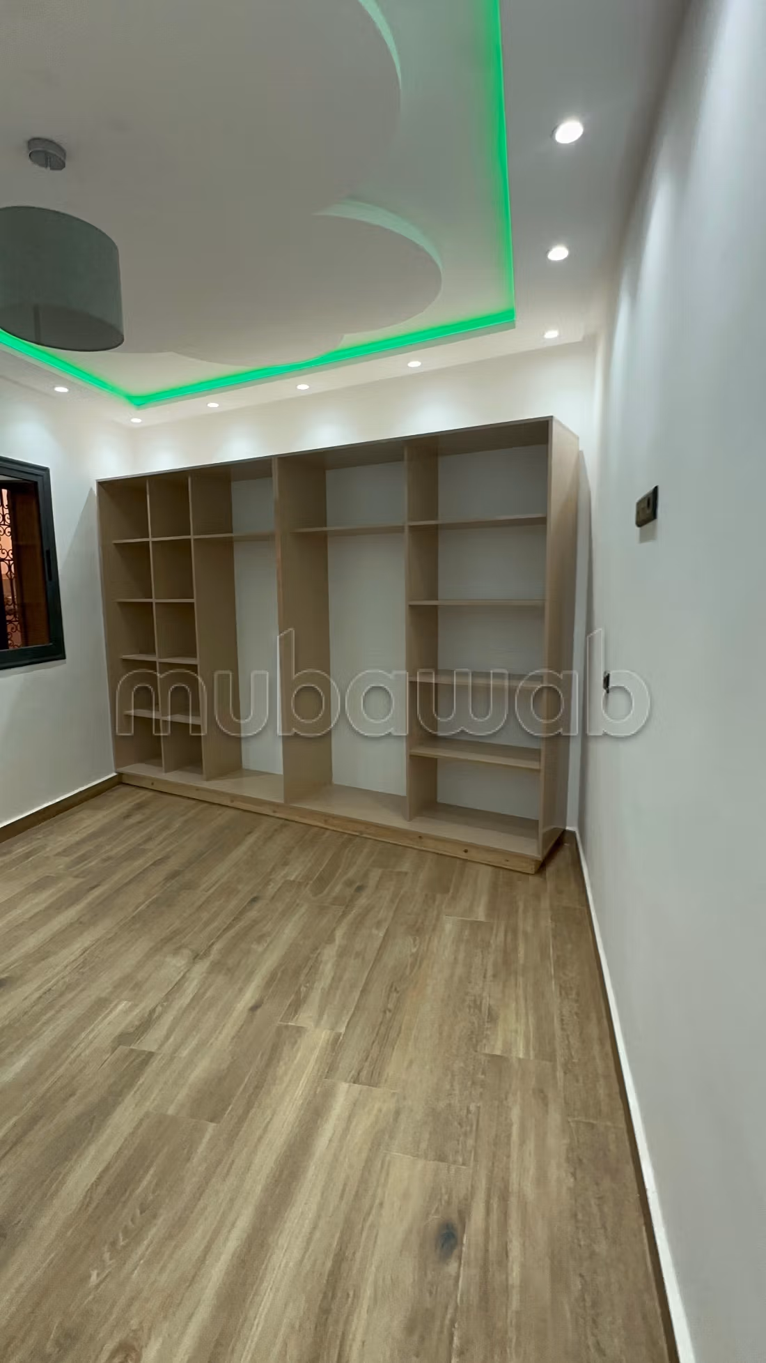 Bellissima casa recentemente costruita, mai abitata prima in vendita, composta da due piani e 2 negozi sulla strada.