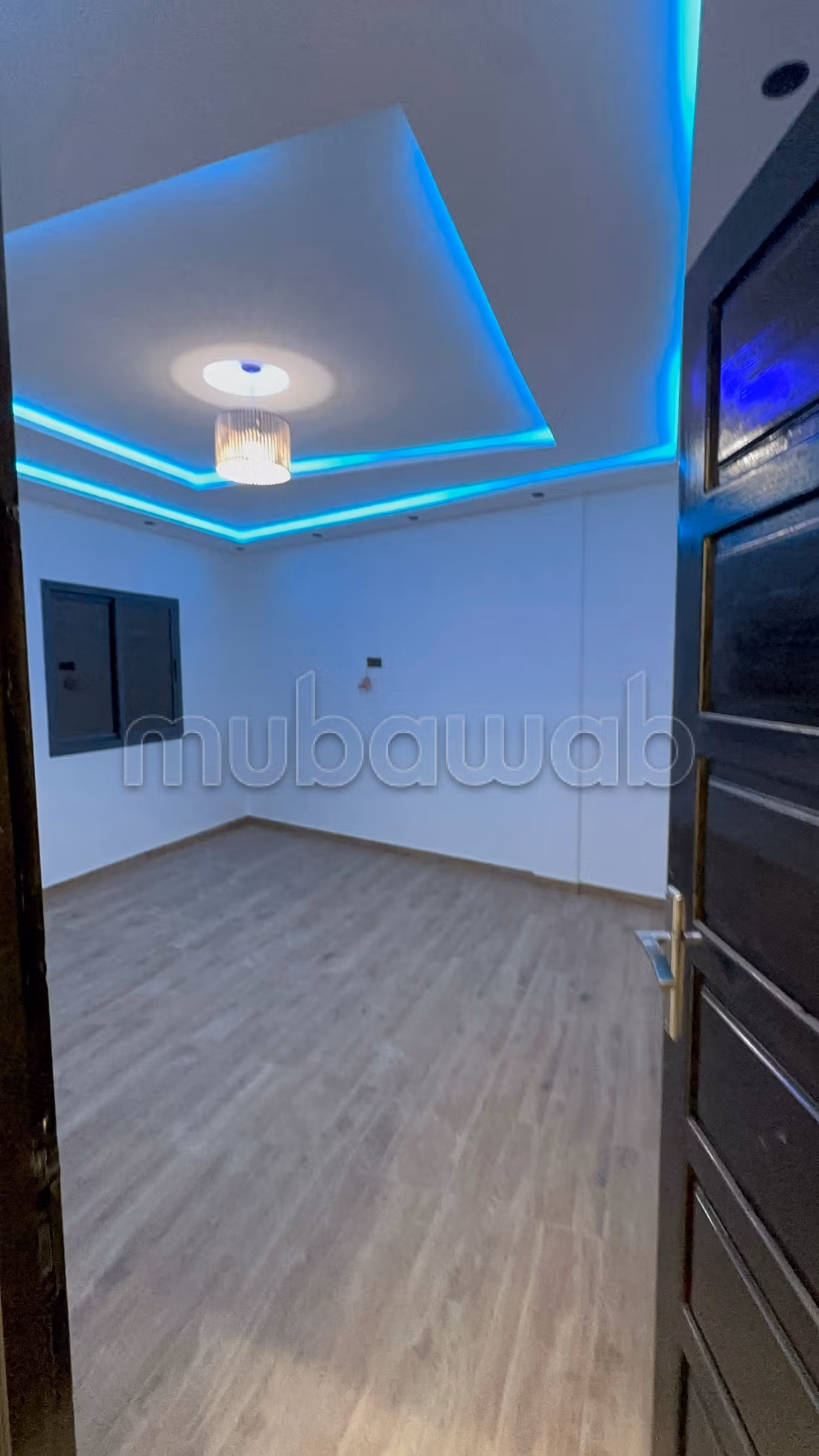 Bellissima casa recentemente costruita, mai abitata prima in vendita, composta da due piani e 2 negozi sulla strada.