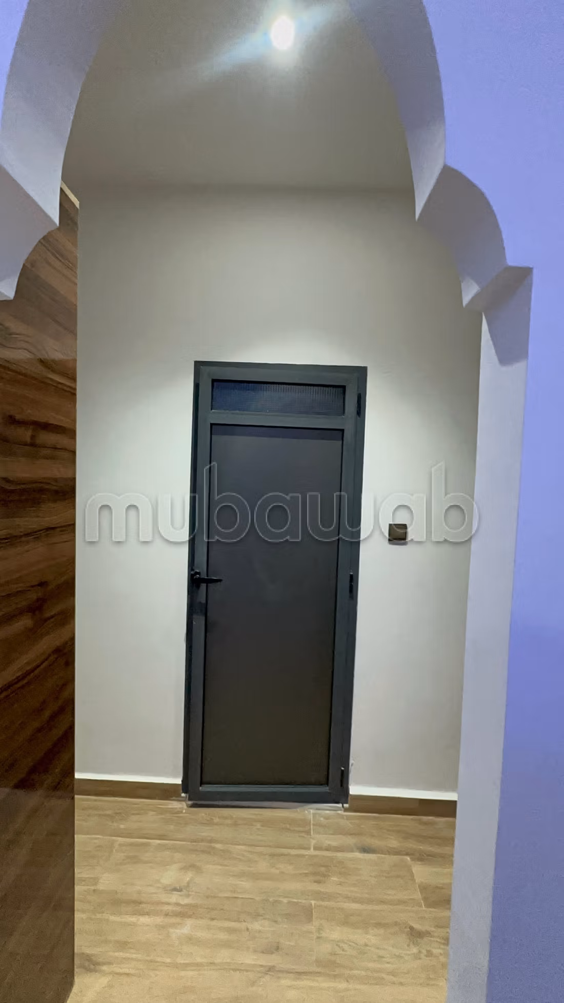 Bellissima casa recentemente costruita, mai abitata prima in vendita, composta da due piani e 2 negozi sulla strada.