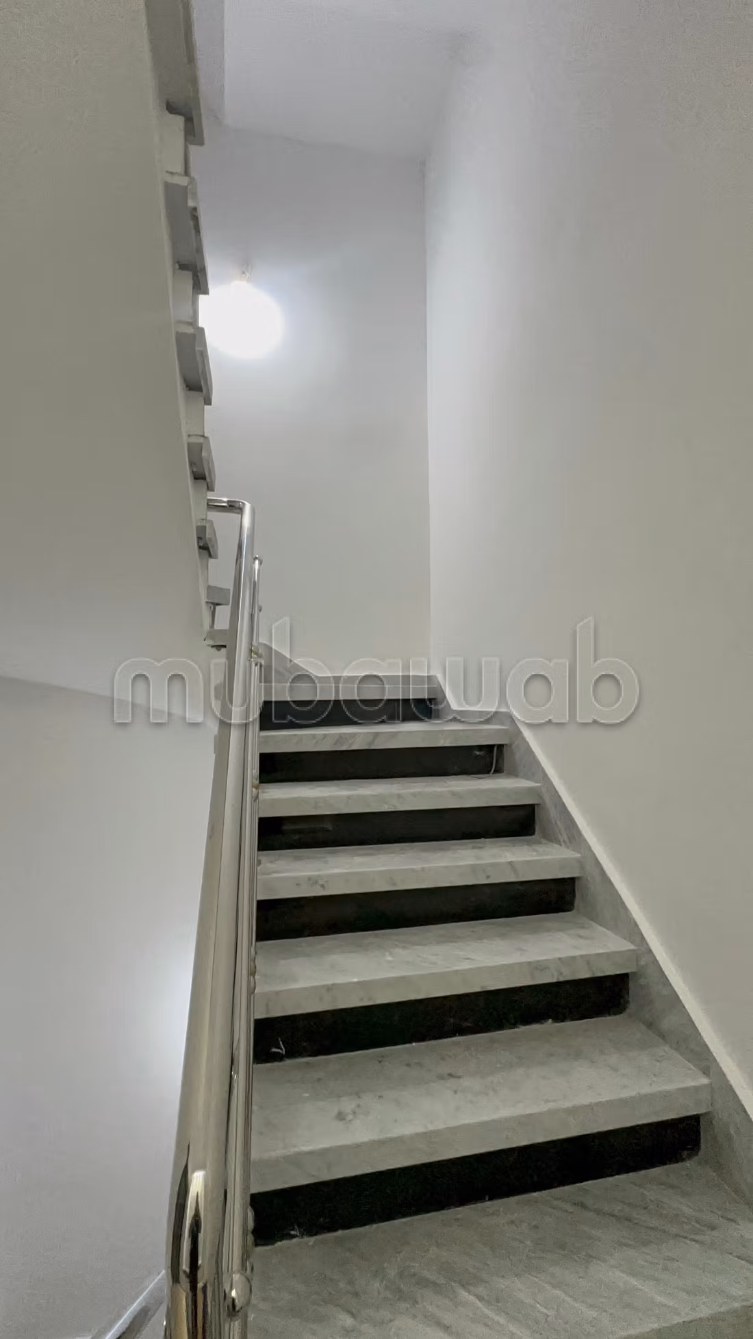 Bellissima casa recentemente costruita, mai abitata prima in vendita, composta da due piani e 2 negozi sulla strada.