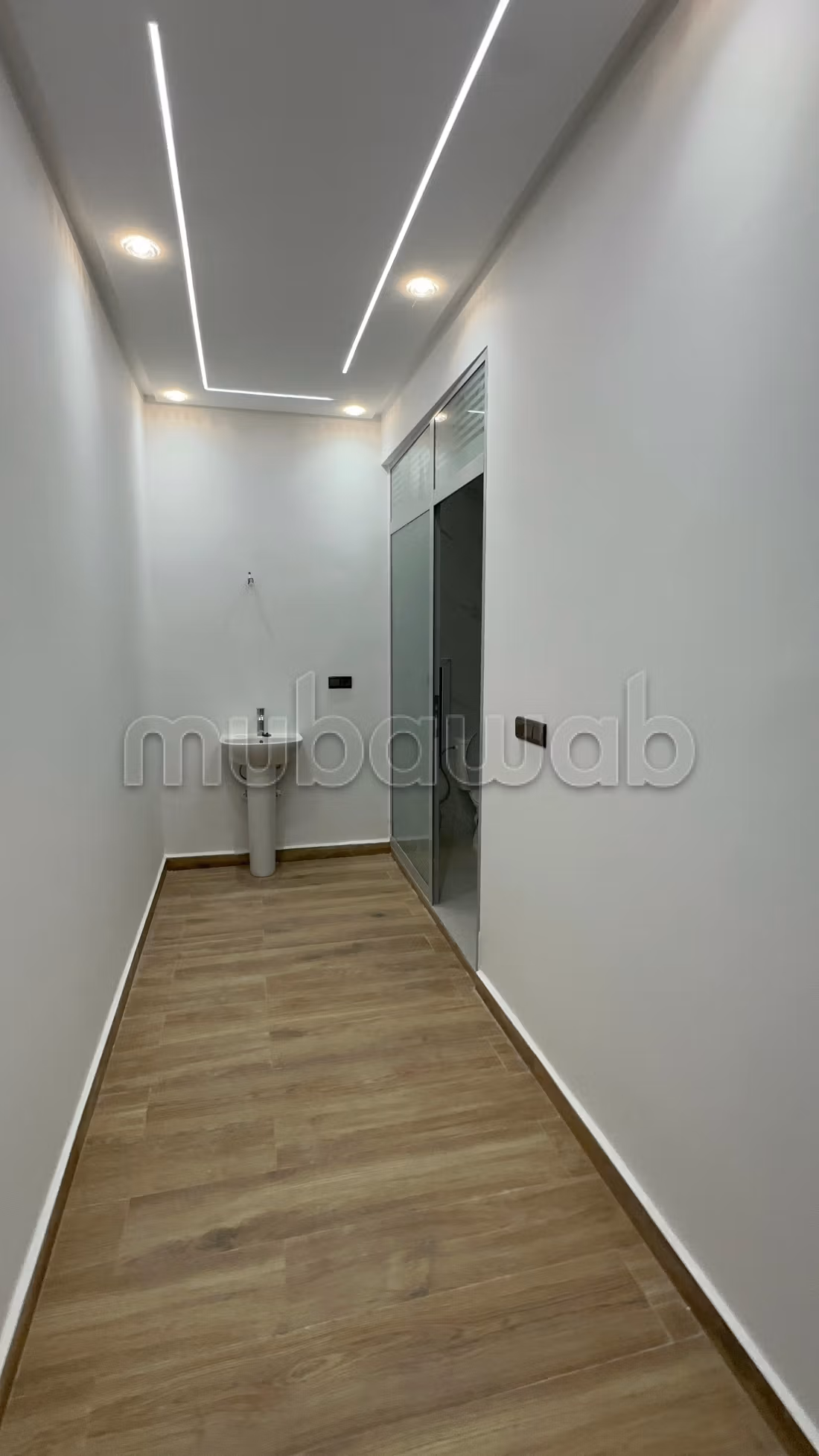 Bellissima casa recentemente costruita, mai abitata prima in vendita, composta da due piani e 2 negozi sulla strada.