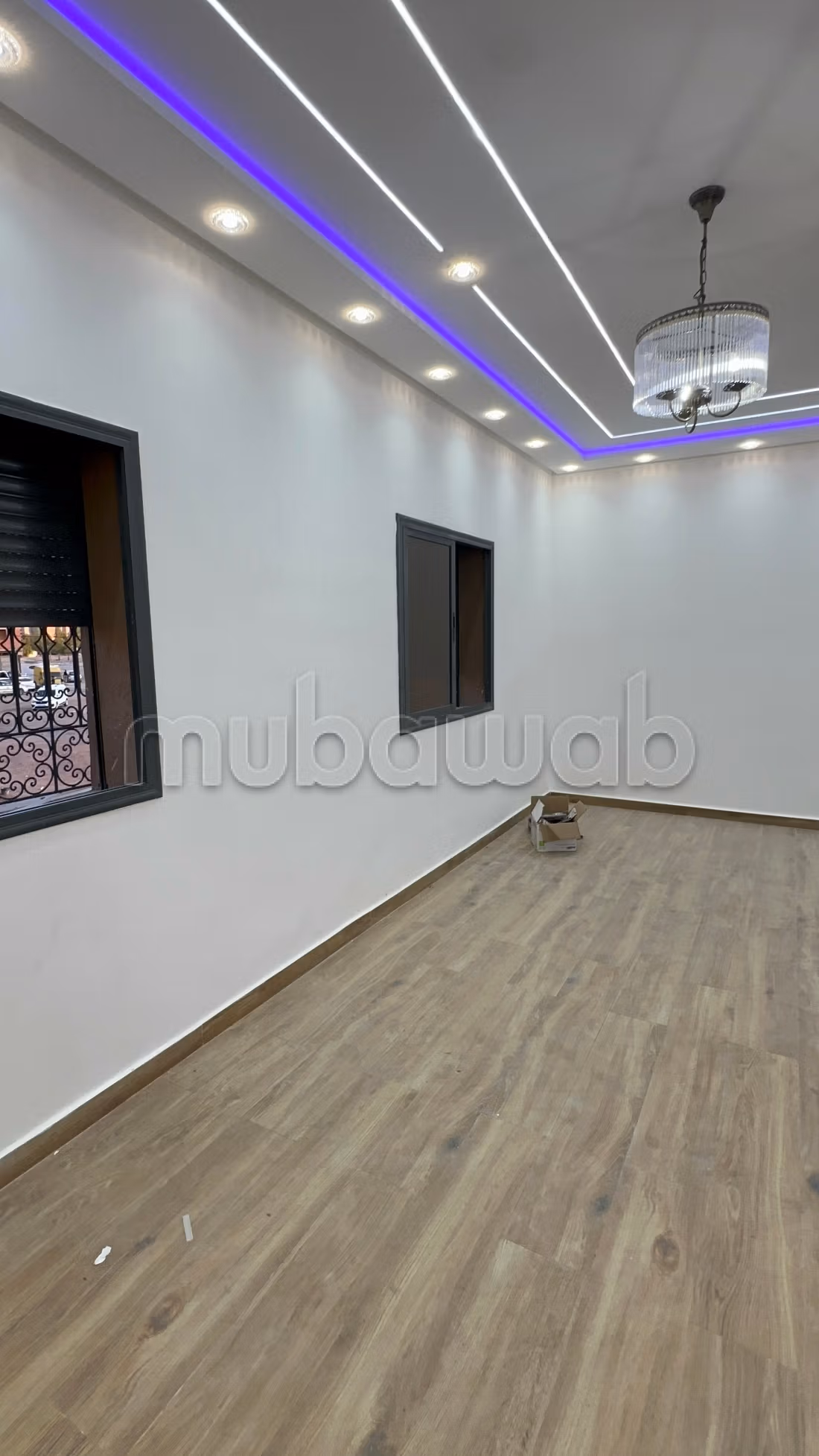 Bellissima casa recentemente costruita, mai abitata prima in vendita, composta da due piani e 2 negozi sulla strada.