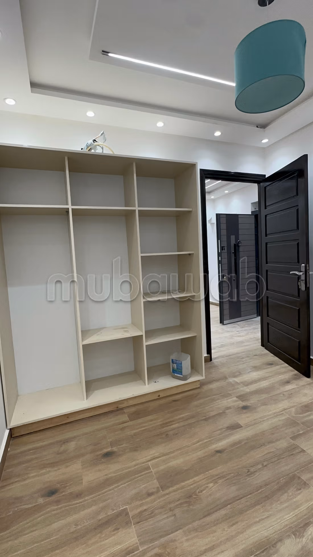 Bellissima casa recentemente costruita, mai abitata prima in vendita, composta da due piani e 2 negozi sulla strada.
