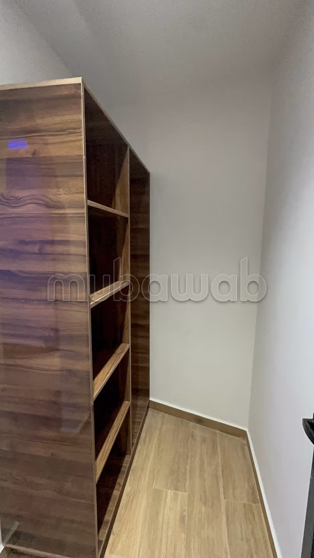 Bellissima casa recentemente costruita, mai abitata prima in vendita, composta da due piani e 2 negozi sulla strada.