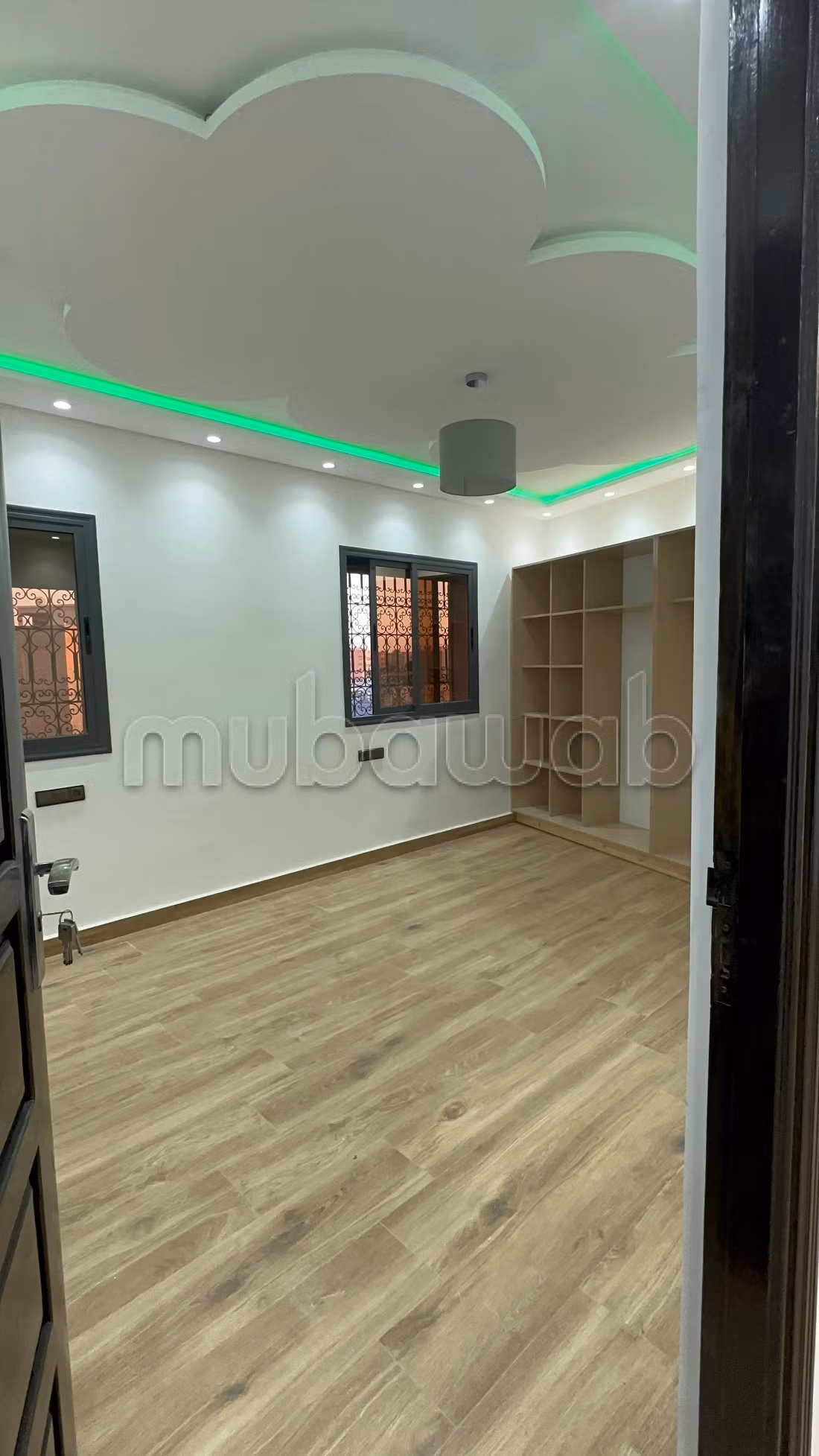 Bellissima casa recentemente costruita, mai abitata prima in vendita, composta da due piani e 2 negozi sulla strada.
