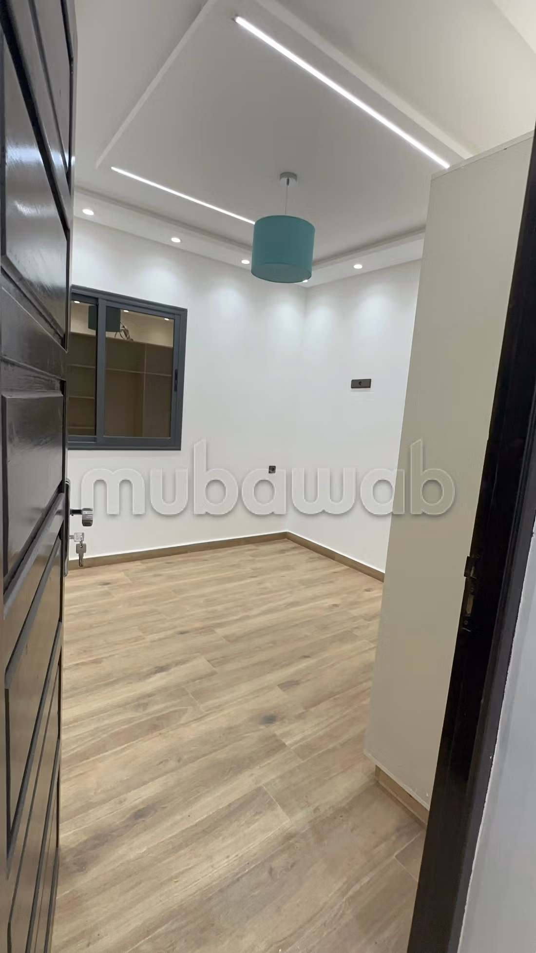 Bellissima casa recentemente costruita, mai abitata prima in vendita, composta da due piani e 2 negozi sulla strada.