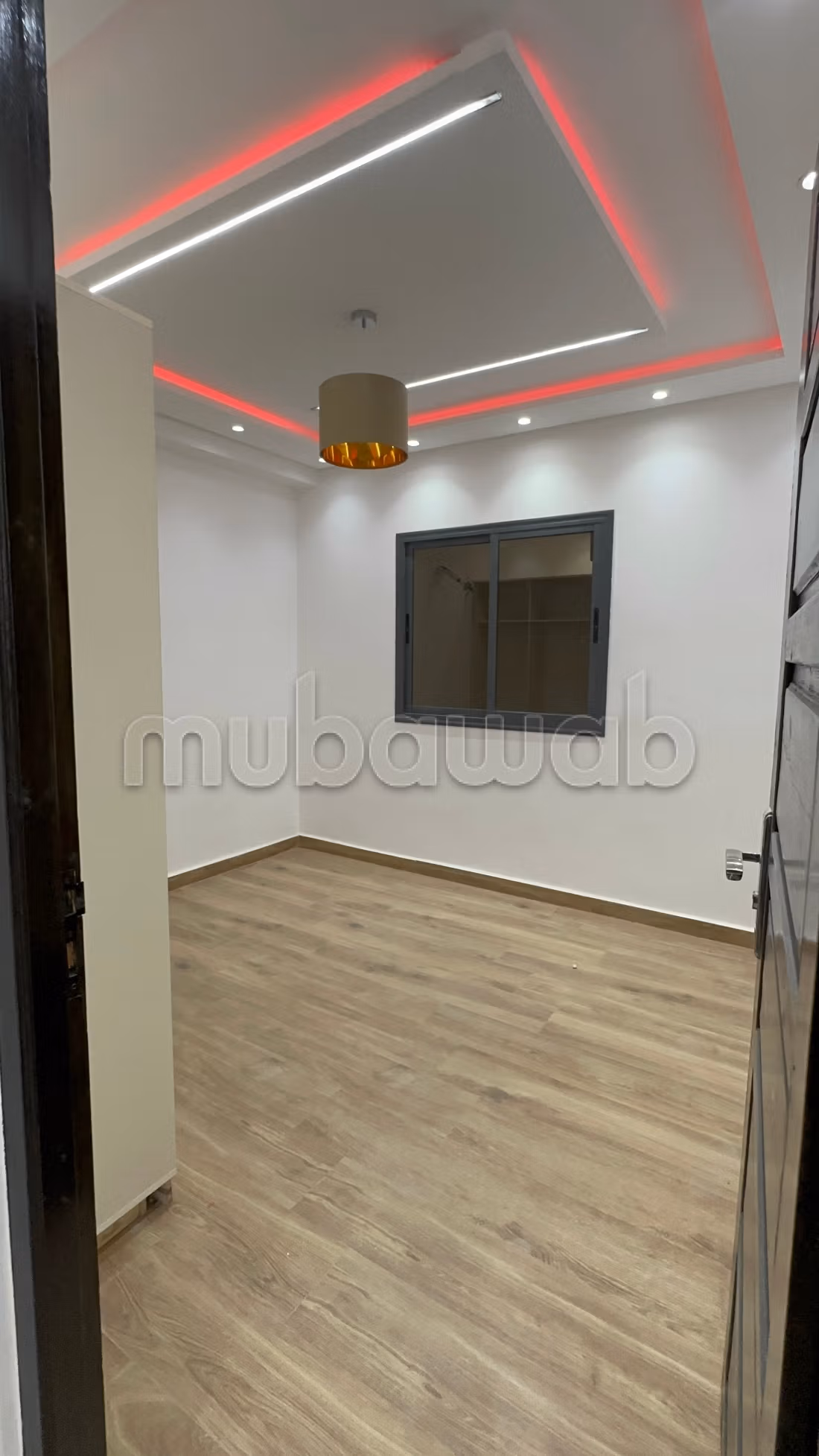 Bellissima casa recentemente costruita, mai abitata prima in vendita, composta da due piani e 2 negozi sulla strada.