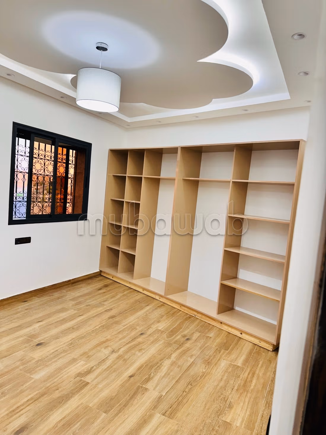 Bellissima casa recentemente costruita, mai abitata prima in vendita, composta da due piani e 2 negozi sulla strada.