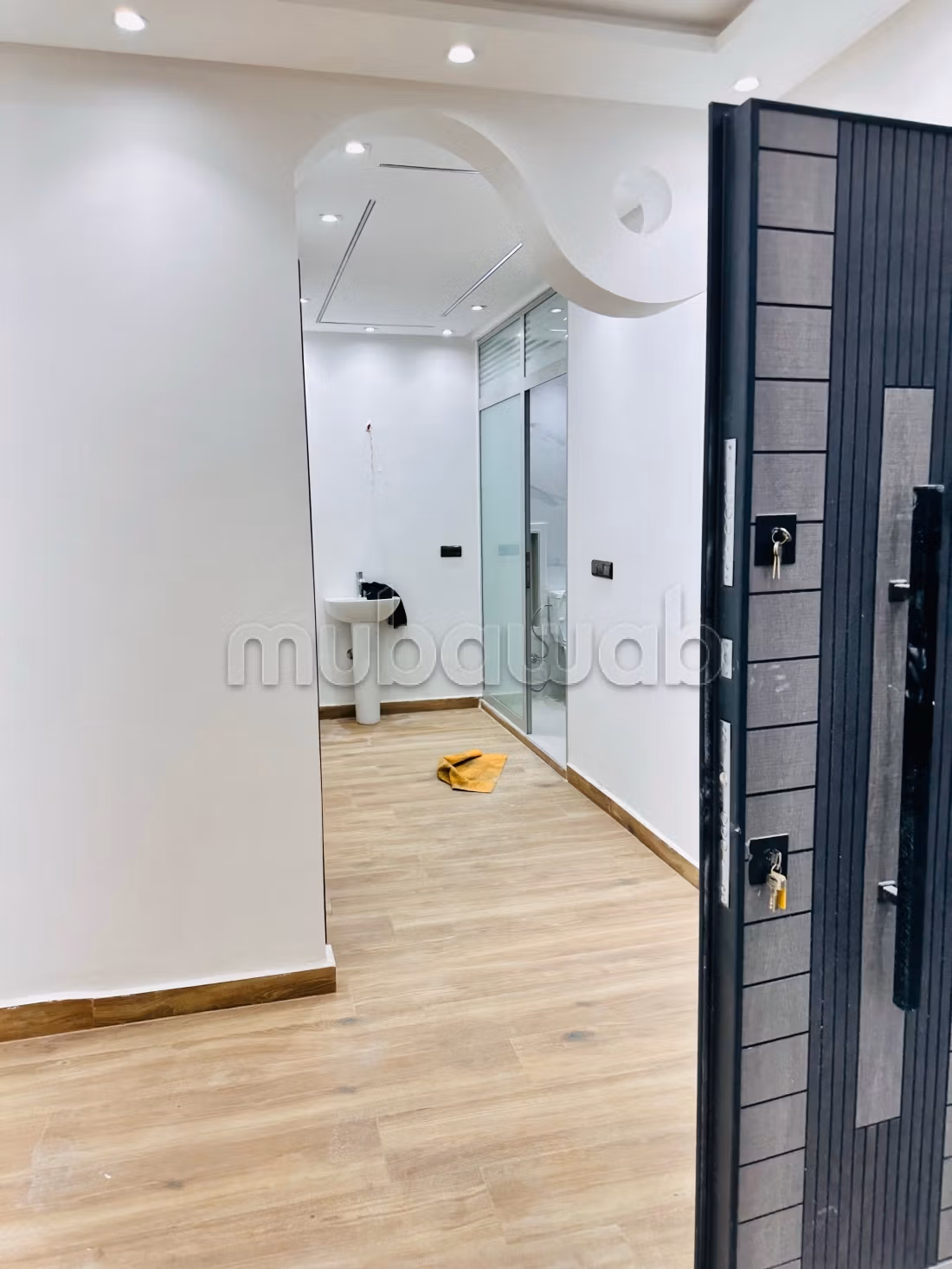 Bellissima casa recentemente costruita, mai abitata prima in vendita, composta da due piani e 2 negozi sulla strada.