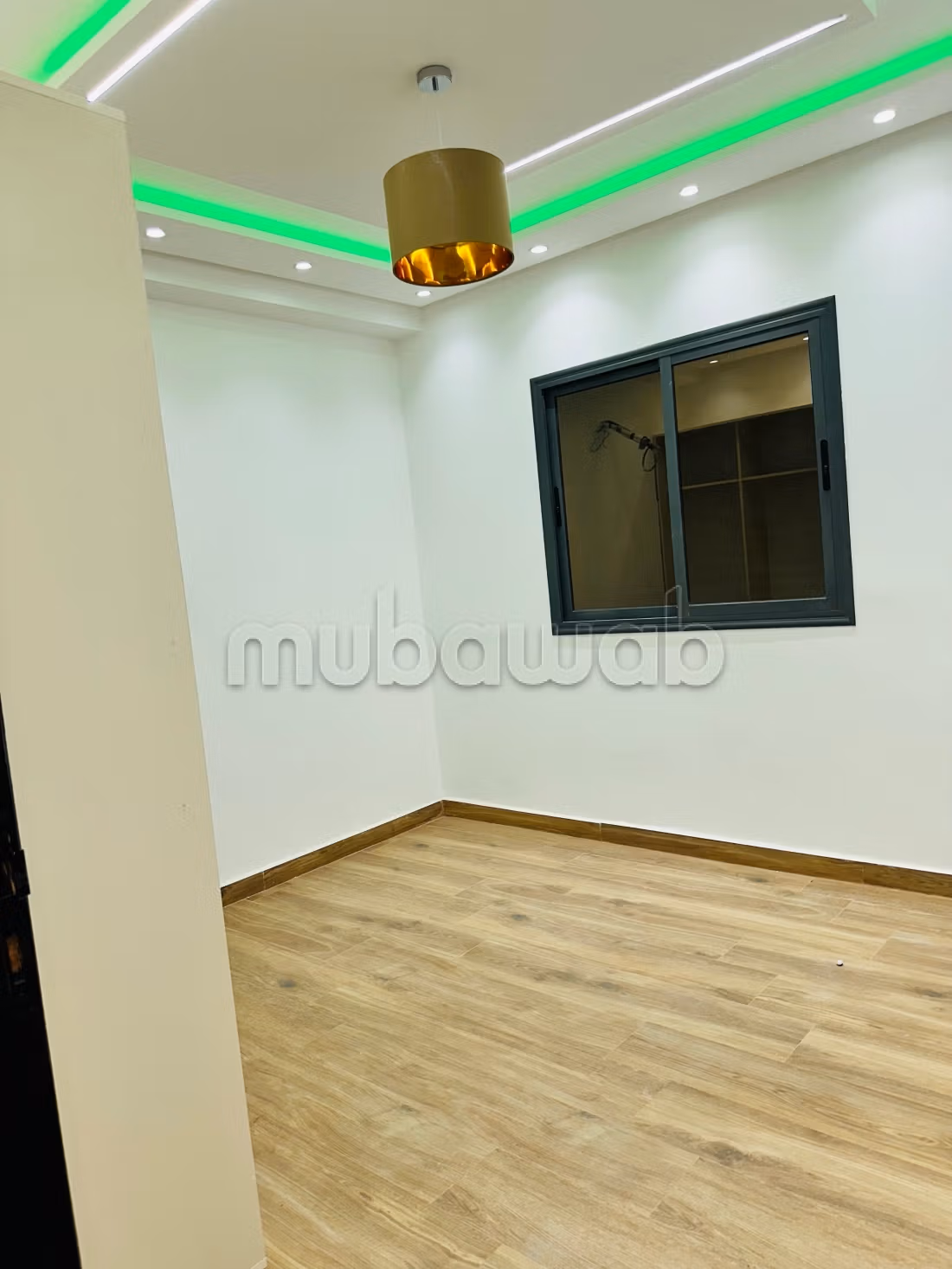 Bellissima casa recentemente costruita, mai abitata prima in vendita, composta da due piani e 2 negozi sulla strada.