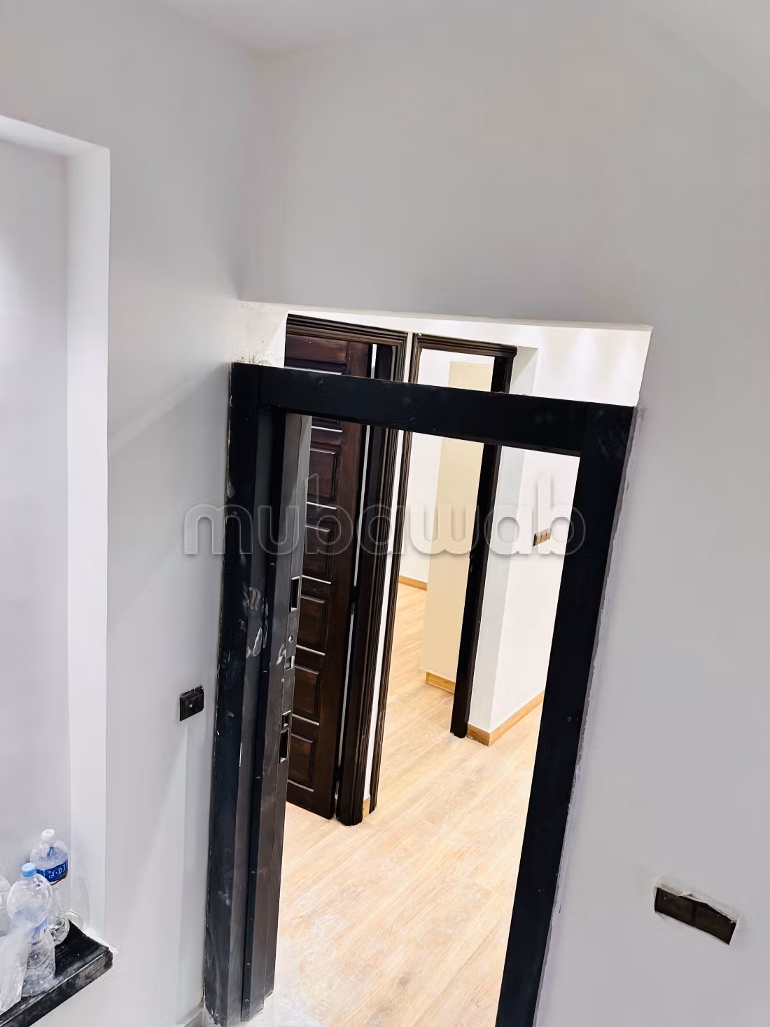 Bellissima casa recentemente costruita, mai abitata prima in vendita, composta da due piani e 2 negozi sulla strada.