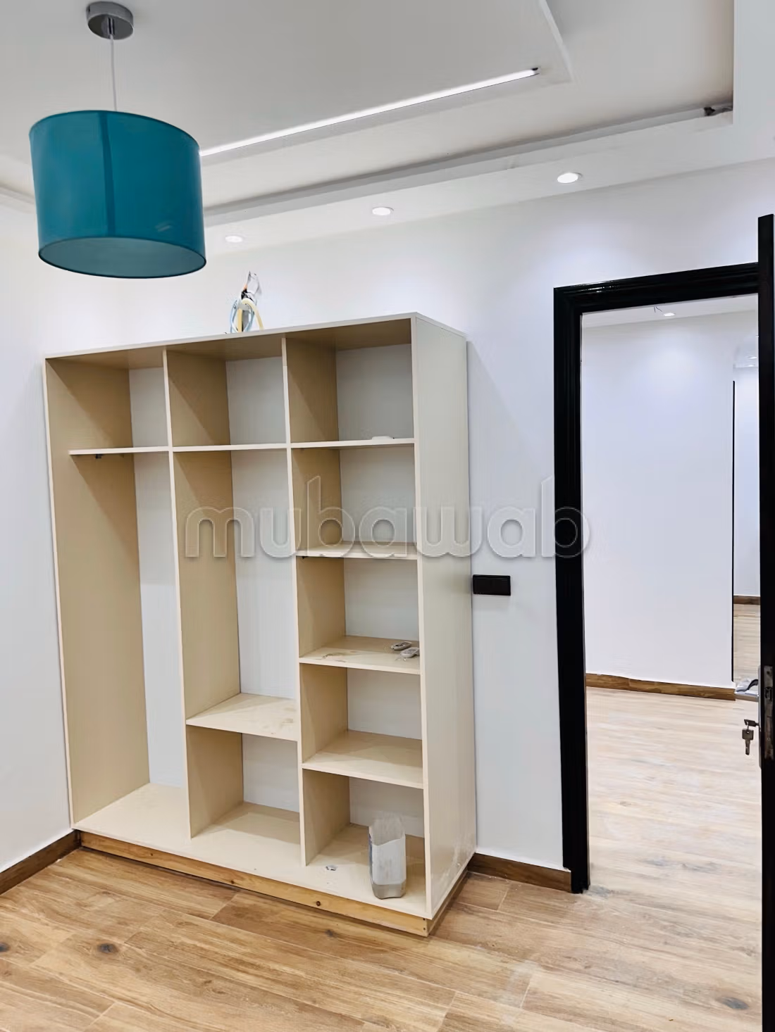 Bellissima casa recentemente costruita, mai abitata prima in vendita, composta da due piani e 2 negozi sulla strada.