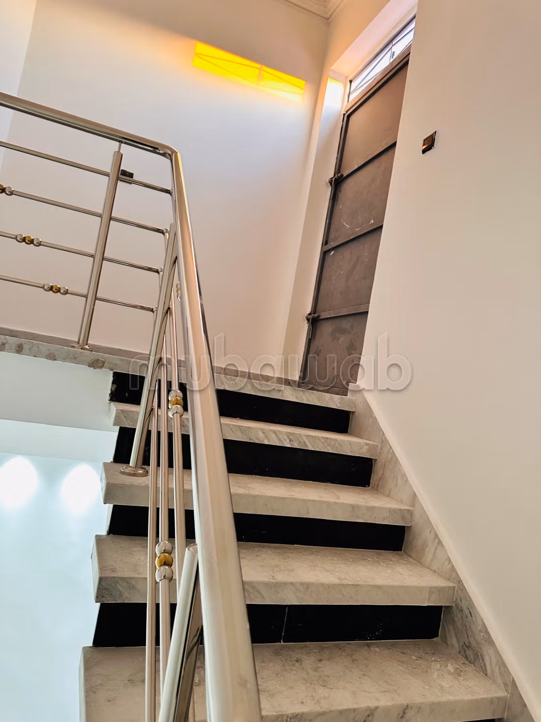 Bellissima casa recentemente costruita, mai abitata prima in vendita, composta da due piani e 2 negozi sulla strada.