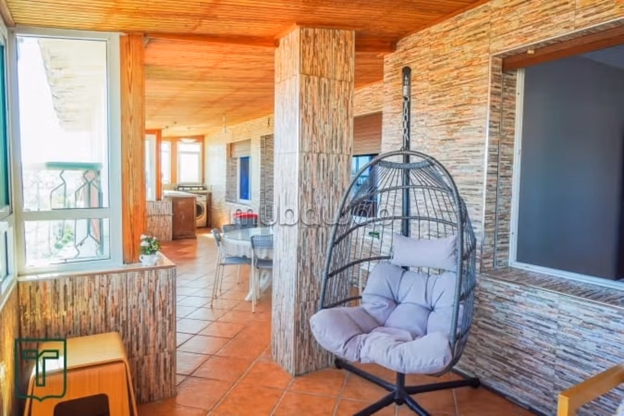 Superbe appartement à vendre au centre-ville. 3 pièces confortables. Porte solide et système de vitres à double vitrage