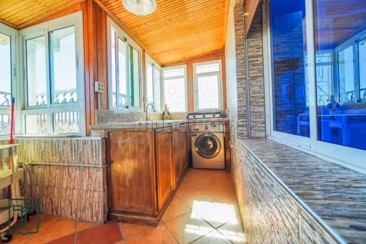 Superbe appartement à vendre au centre-ville. 3 pièces confortables. Porte solide et système de vitres à double vitrage — 6