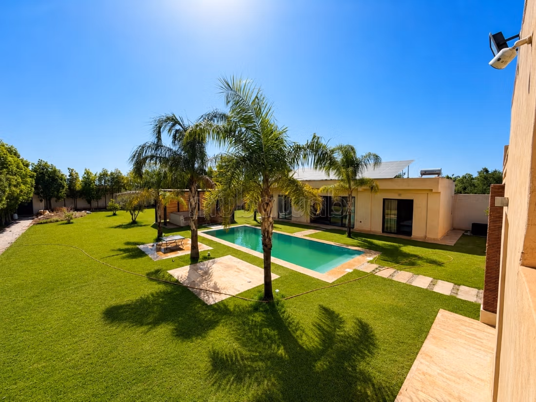 Private Oasis: 4-Bedroom Villa & Private Pool