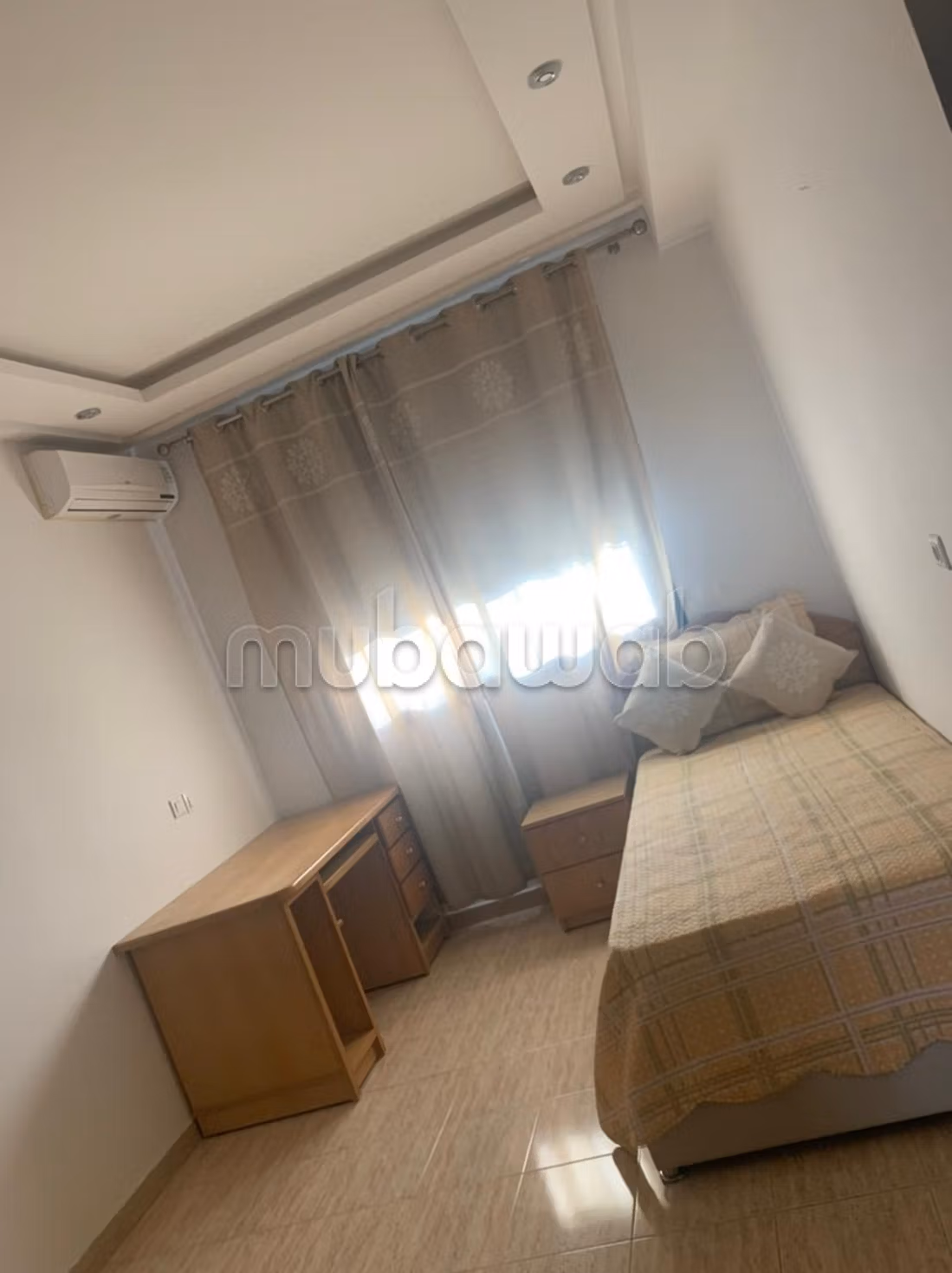 Louez cet appartement à Agdal.
4 grandes pièces.
Bien meublé — 6