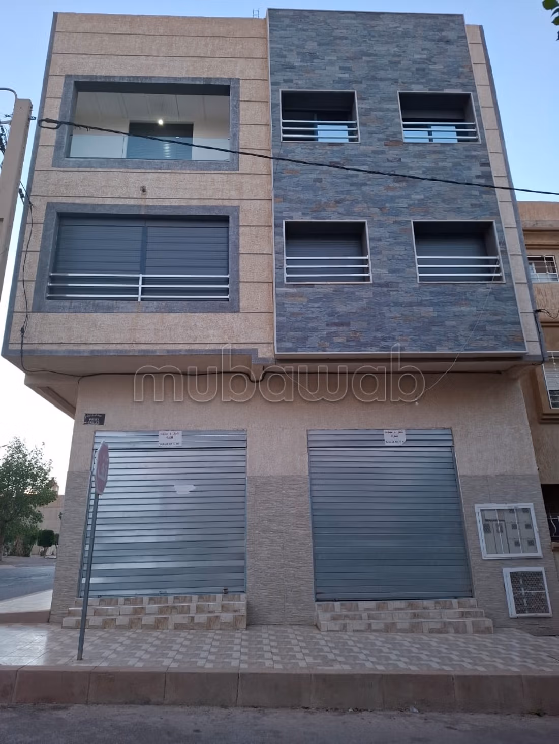 Maison à vendre à Les Iris.
Deux façades.
Antenne parabolique