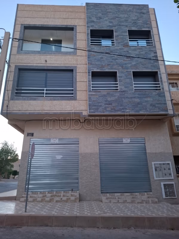 Maison à vendre à Les Iris. 
Deux façades. 
Antenne parabolique