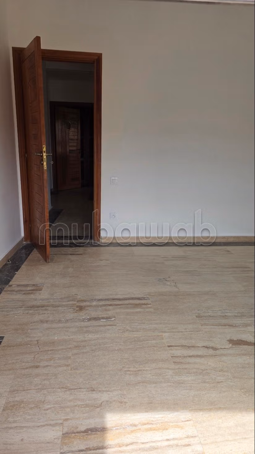 Appartement à louer à Hamria près de la préfecture de Meknès, d'une superficie de 217 mètres carrés