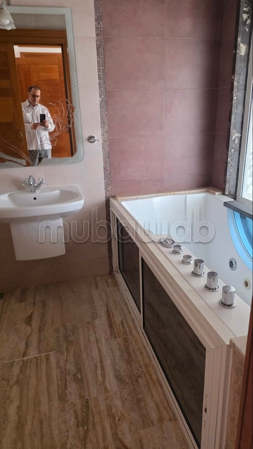 Appartement à louer à Hamria près de la préfecture de Meknès, d'une superficie de 217 mètres carrés