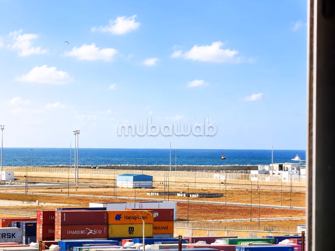 Studio a rocce nere con vista mare