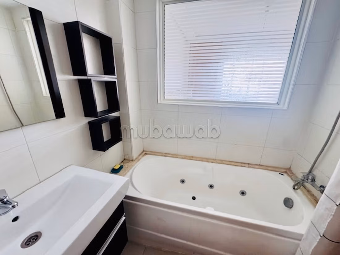 Vente d'un bel appartement à Racine. 
2 chambres agréables. 
Cheminée et concierge