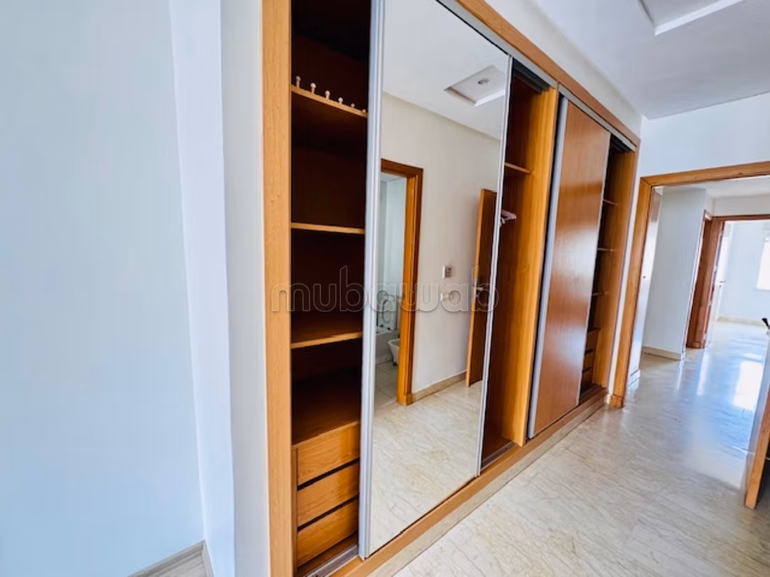 Vente d'un bel appartement à Racine. 
2 chambres agréables. 
Cheminée et concierge