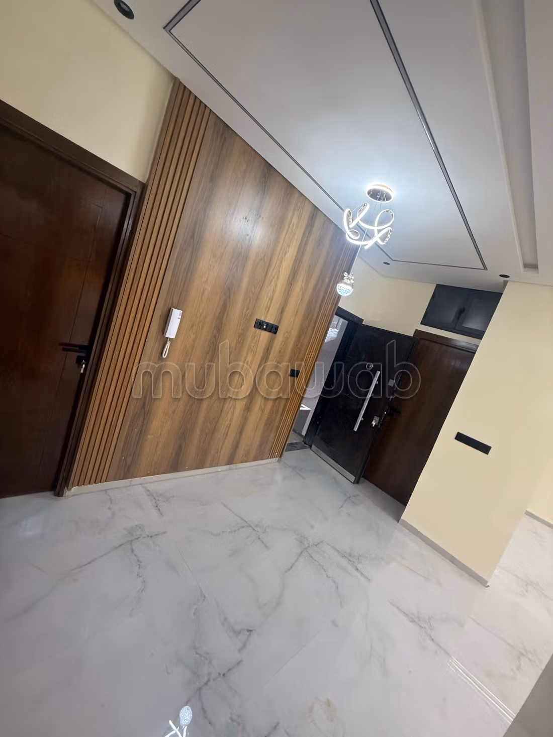 Vend appartement à Marjane. 
3 chambres agréables. 
Fenêtres avec double vitrage et porte blindée