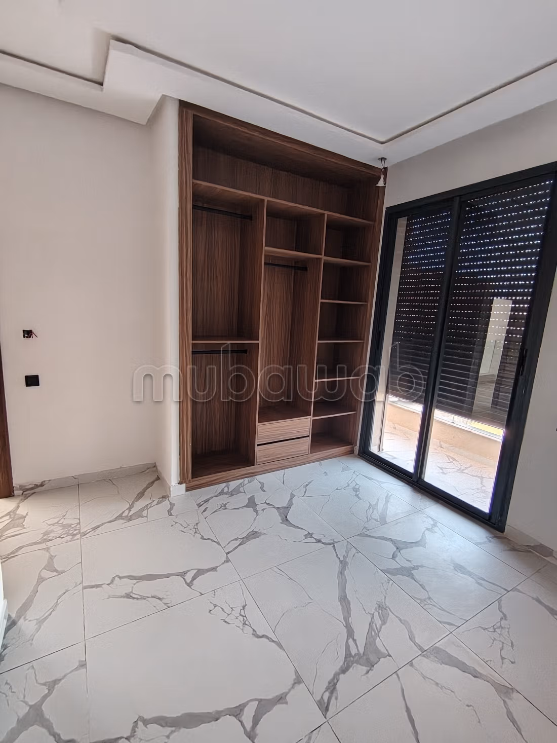 High standing villa for sale on Route Amizmiz. 3 suites. Secure gate and centralized air conditioning