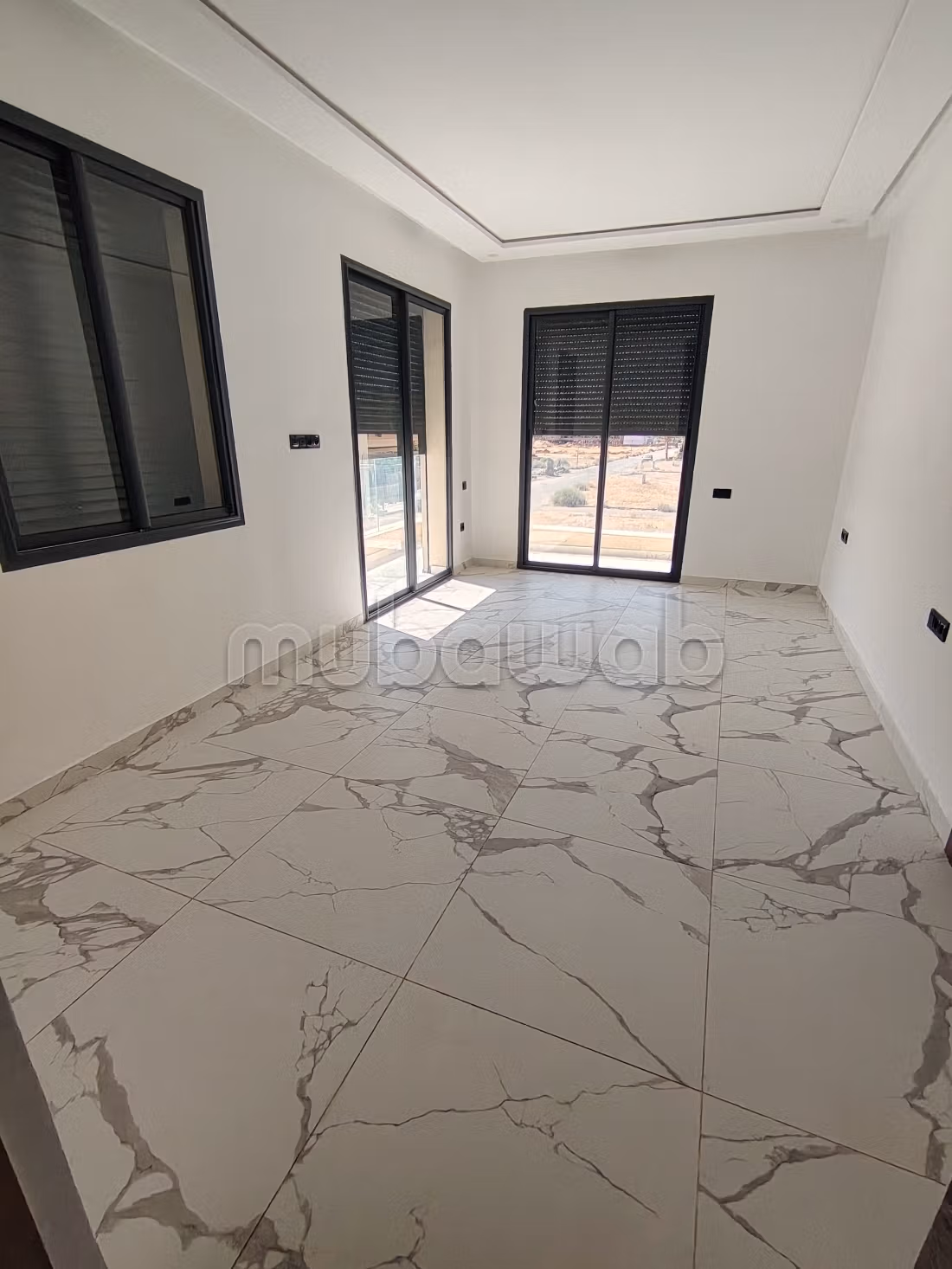 High standing villa for sale on Route Amizmiz. 3 suites. Secure gate and centralized air conditioning
