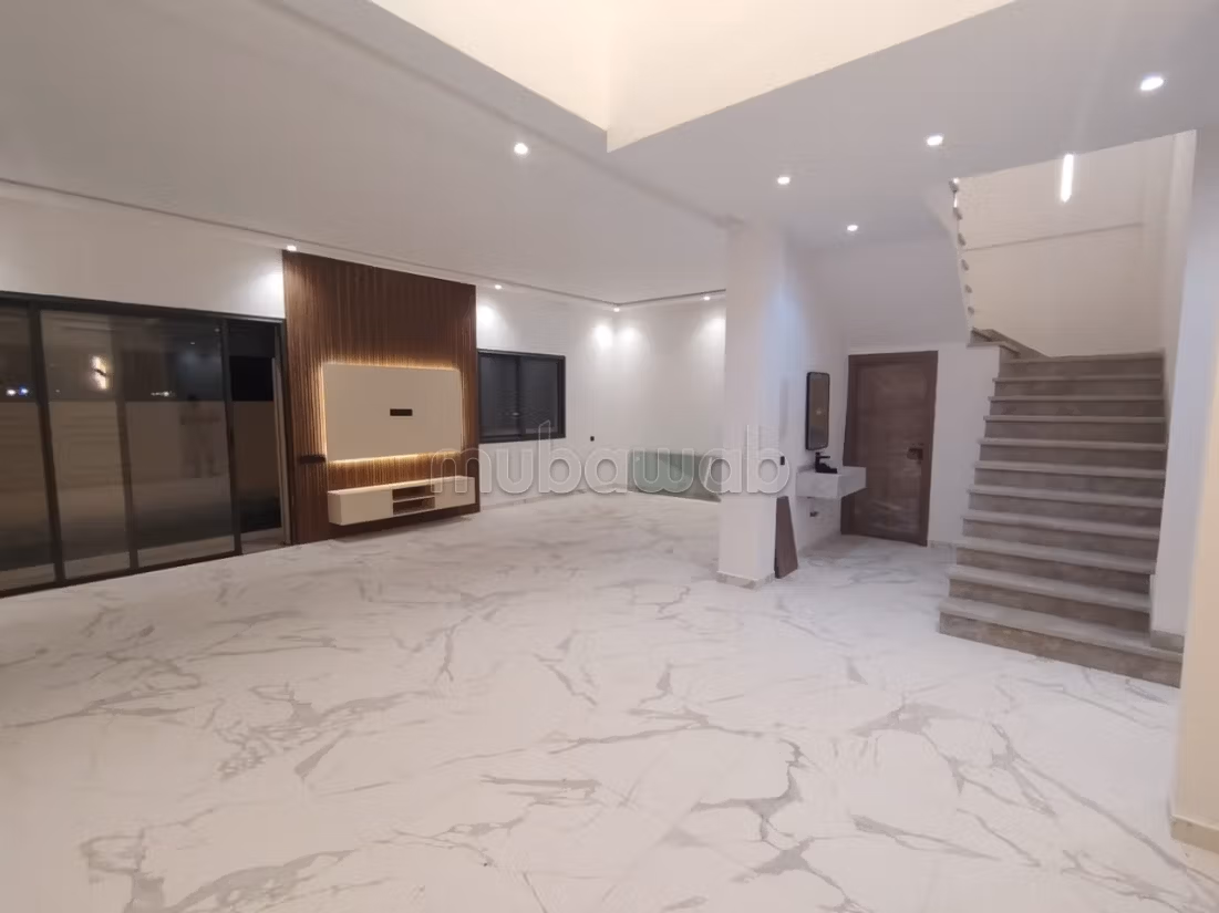 High standing villa for sale on Route Amizmiz. 3 suites. Secure gate and centralized air conditioning