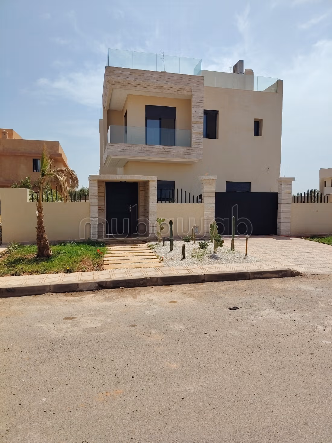 High standing villa for sale on Route Amizmiz. 3 suites. Secure gate and centralized air conditioning