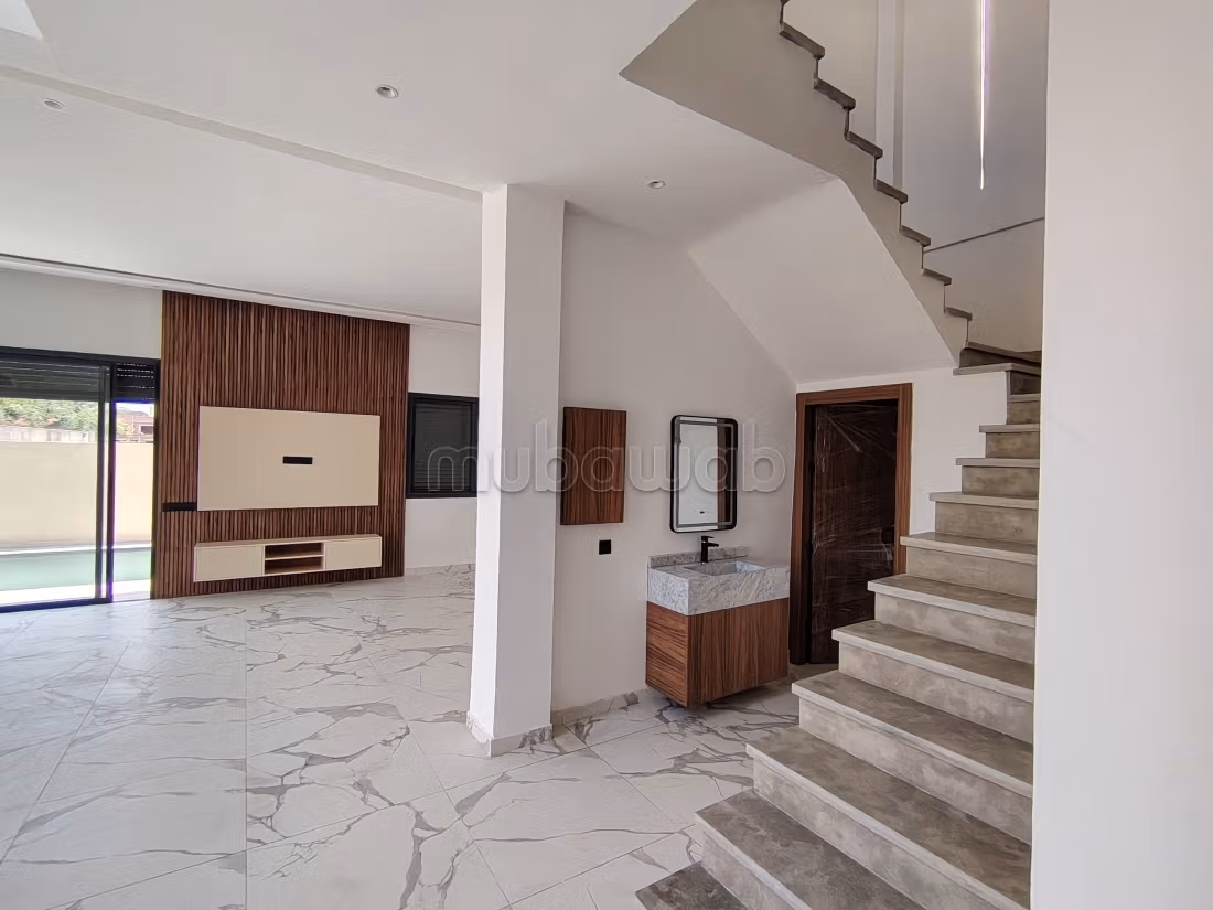 High standing villa for sale on Route Amizmiz. 3 suites. Secure gate and centralized air conditioning